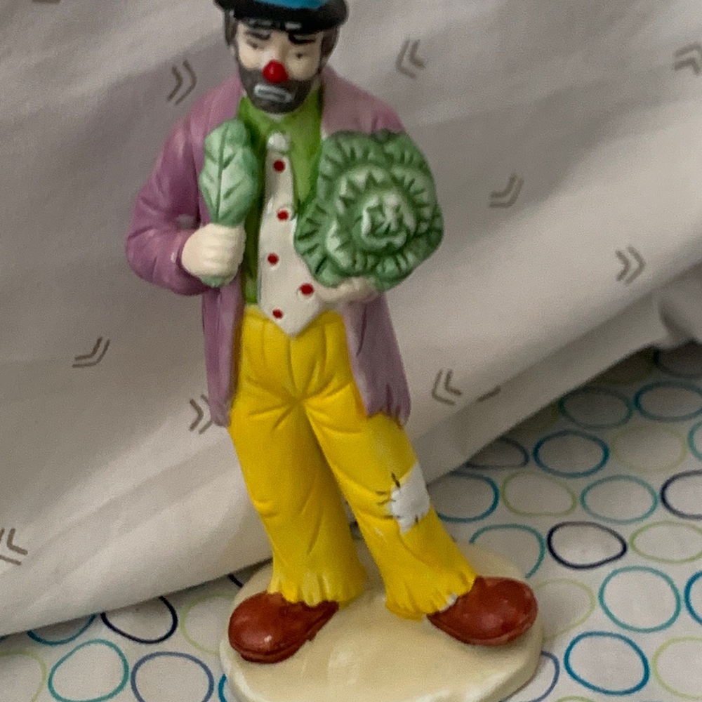 1986 Emmett Kelly Flambro Figure Eating Cabbage Clown Figure 9910D Rare